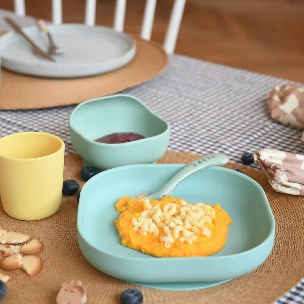 BÉABA Juego de Vajilla en Silicona Infantil, Ventosa resistente, Set de 4 Piezas para bebé, Plato + Bol + Taza + Cuchara, Accesorios para el Aprendizaje de bebé, Amarillo
