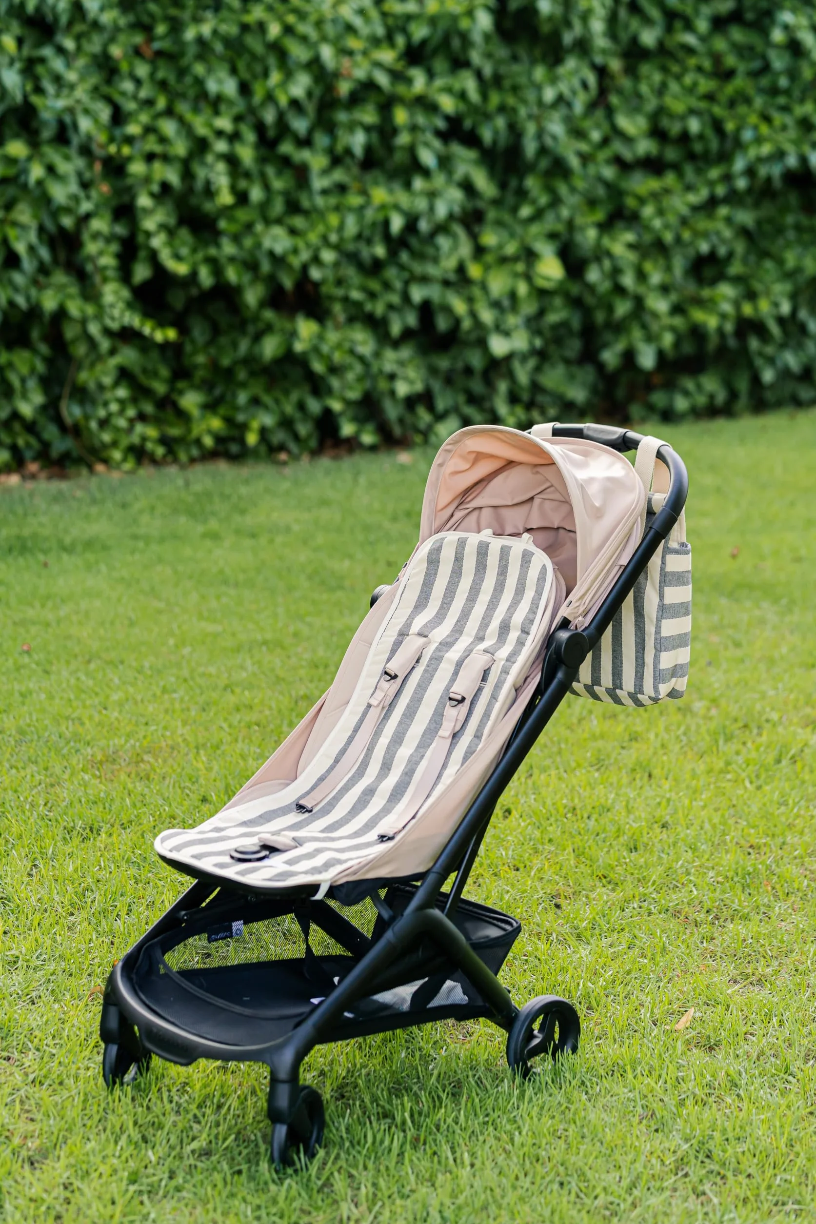 Colchoneta silla de paseo universal – Modelo a rayas acolchada y transpirable – 100% algodón – Compatible con todos los carros de bebé - Fabricado en España. (Azul)