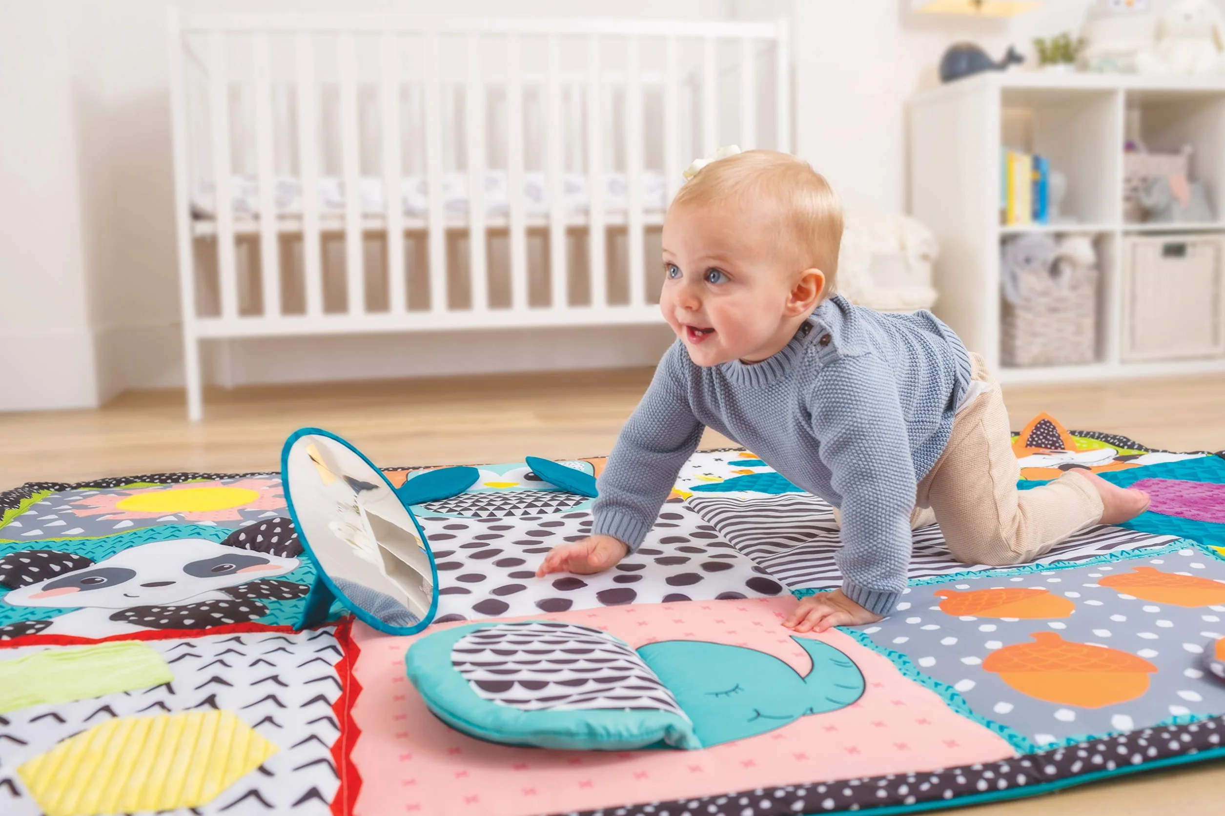 Infantino - Tapete Gigante Plegable Fold & Go - Alfombra Bebe Acolchada Plegable - Portátil - Estimula los Sentidos - Favorece el Desarrollo Motor y Cognitivo - Alfombra Para Bebés y Niños Pequeños