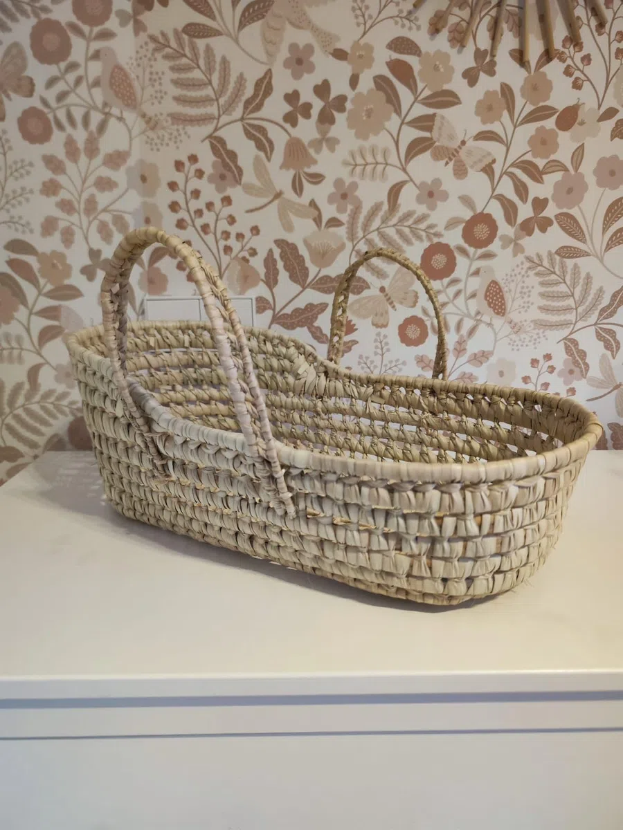 Capazo Bebe Mimbre Artesano de Palma Natural para Muñecos, Bebé Reborn y Decoración Infantil – Hecho a Mano con Asas Jugar y Decorar -Capazo Infantil Mediano