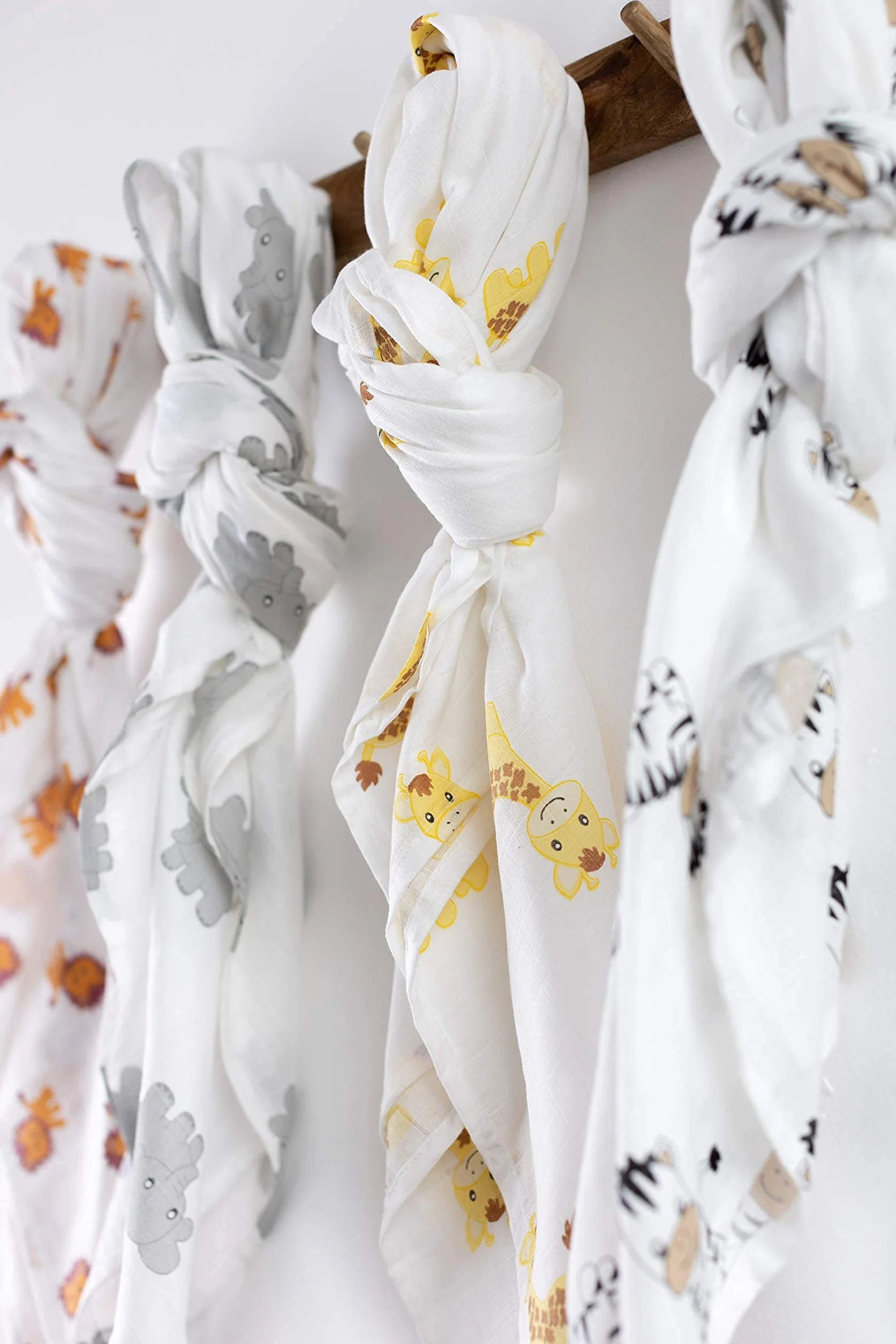 CuddleBug Mantas de Muselina Unisex - Paquete de 4 - Sabanas de Envolver, Paños de Algodon 100% Muselinas Infantil - Tamaño Grande 120x120cm - (Safari Friends)