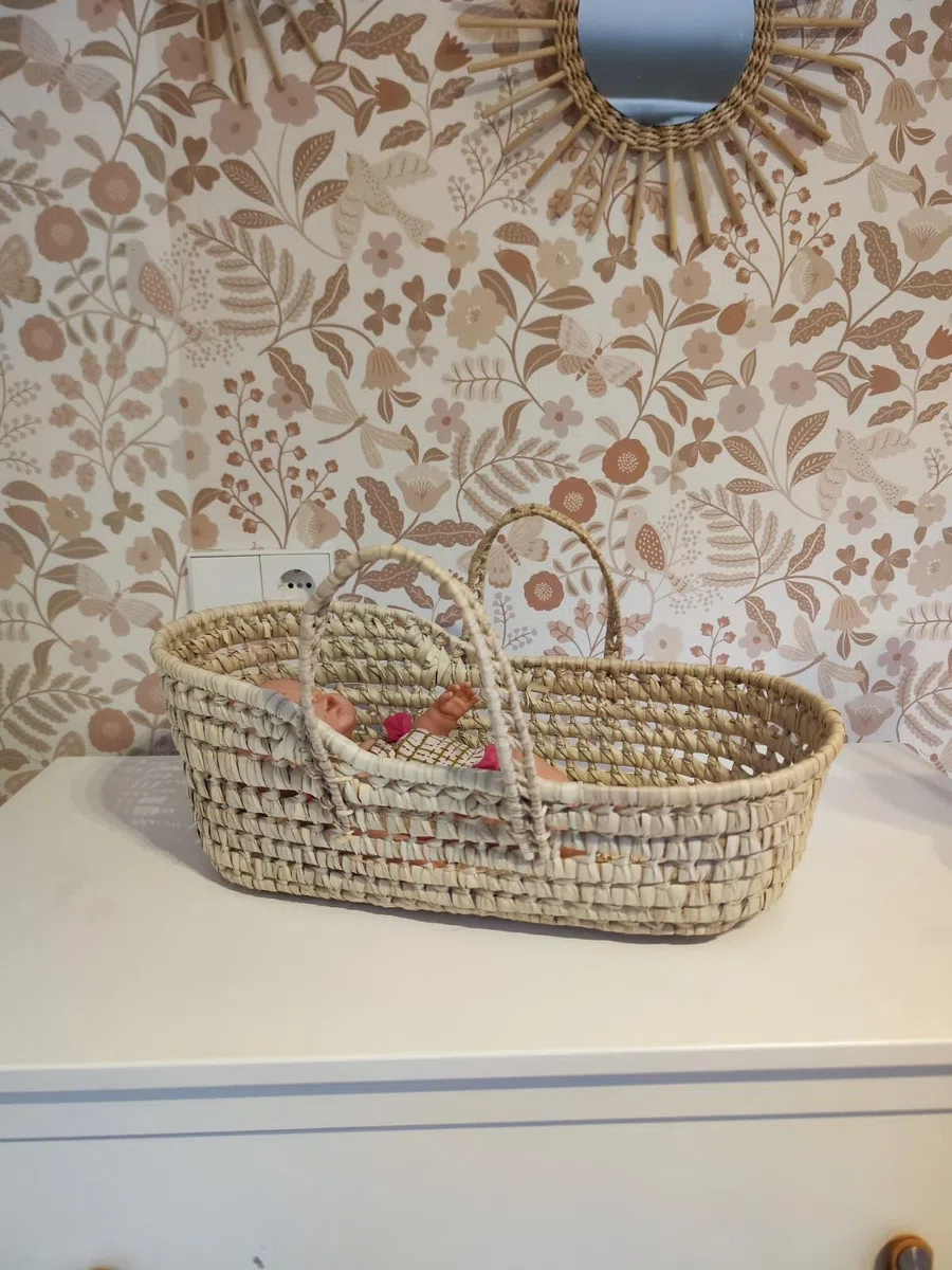 Capazo Bebe Mimbre Artesano de Palma Natural para Muñecos, Bebé Reborn y Decoración Infantil – Hecho a Mano con Asas Jugar y Decorar -Capazo Infantil Mediano
