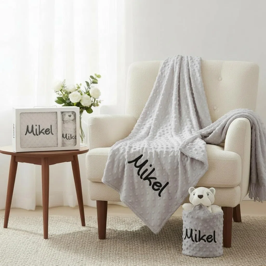 Danielstore- Manta Bebe Personalizada con Nombre Bordado, Cochecito o capazo. Medidas 80x110 cm. Tacto Terciopelo. Regalo Baby Shower Color Beige (Manta + dou dou)
