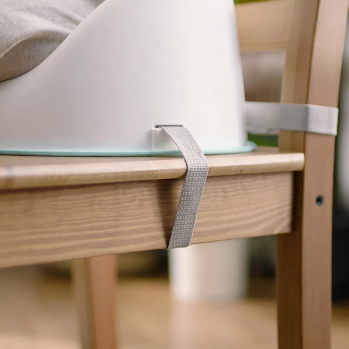 Ingenuity: ity by Ingenuity, Silla Elevadora de Comida Simplicity Seat, Fácil de Limpiar, Arnés de 3 Puntos, Correas Lavables Extraíbles, Gris