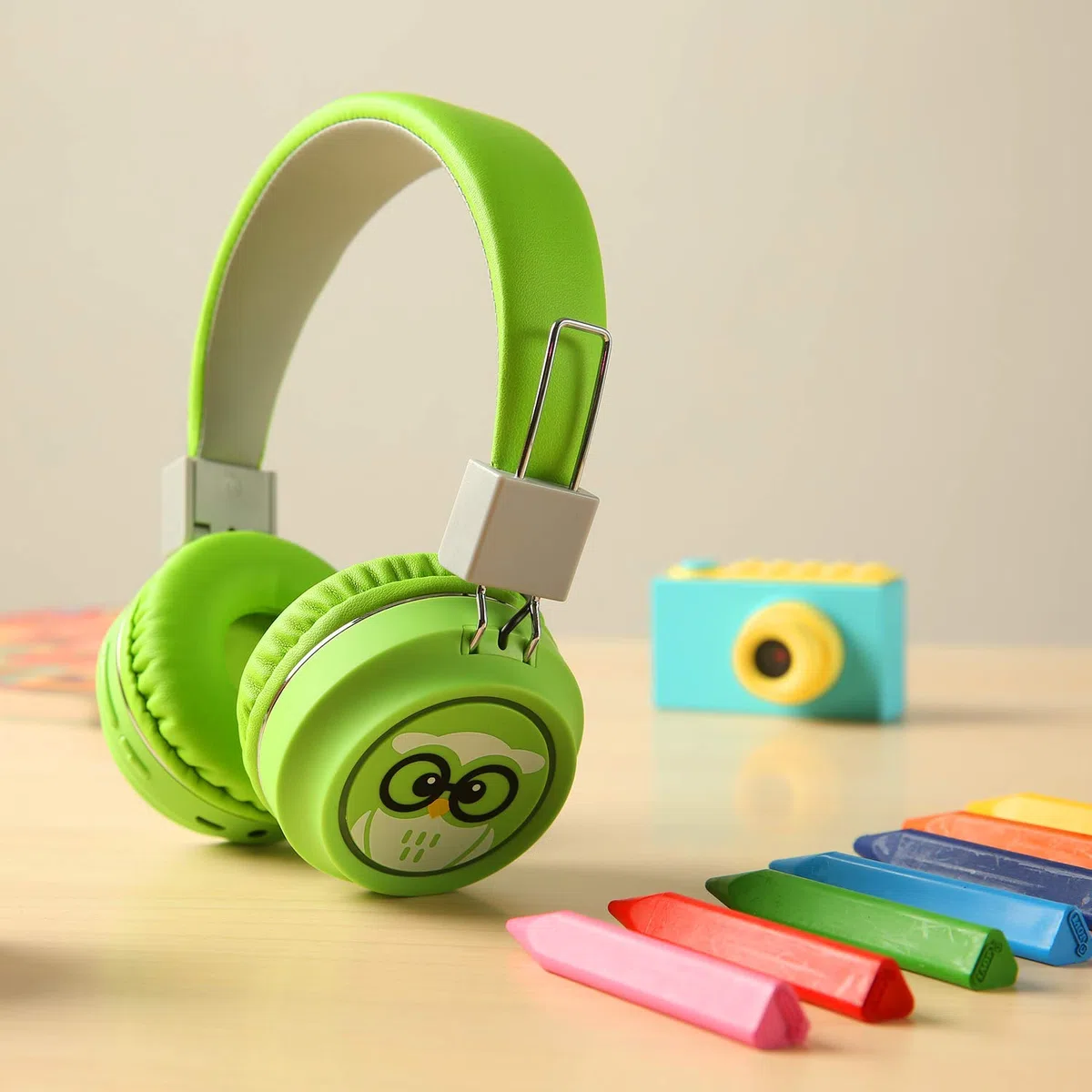 TinyGeeks Neo - Auriculares inalambricos con límite de Volumen - Certificación SGS 83 dB + Certificación CPSIA | Auriculares para niños con Control de Volumen - Verde