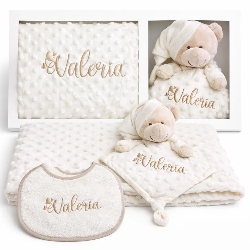 Danielstore Manta Bebé Personalizada con Nombre Bordado + Dou Dou y Babero – Regalo Recién Nacido Original – Set Canastilla Bebé Suave Coralina 80x100 cm – Ideal Baby Shower
