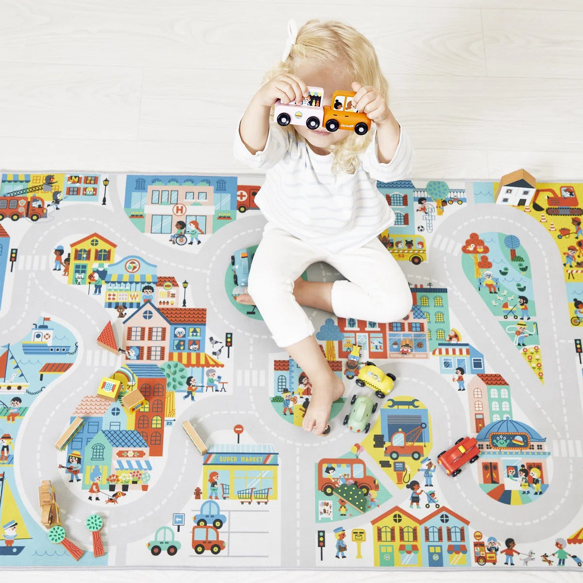 Janod - Alfombra de Coche Infantil - Tema Ciudad - Suave y Antideslizante - Motivo Urbano - Alfombra de Habitación para Niños y Niñas - 120 x 78cm - Lavable a Mano - A Partir de 2 años - J05910
