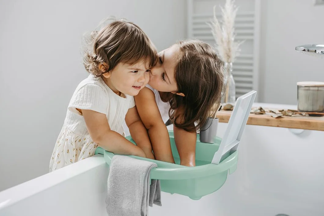 Rotho Babydesign Lavabo infantil Kiddy Wash, Para fijar en el borde de la bañera, 38,7 x 38,2 x 10 cm, Swedish Green (Verde menta), 20034 0313 01