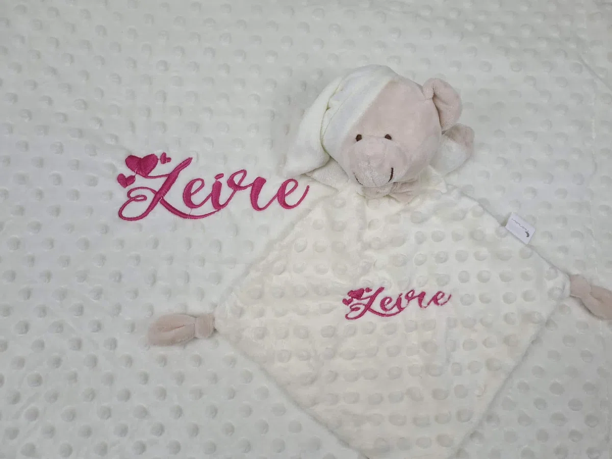 Danielstore- Manta Bebe Personalizada con Nombre Bordado, Cochecito o capazo. Medidas 80x110 cm. Tacto Terciopelo. Regalo Baby Shower Color Beige (Manta + dou dou)