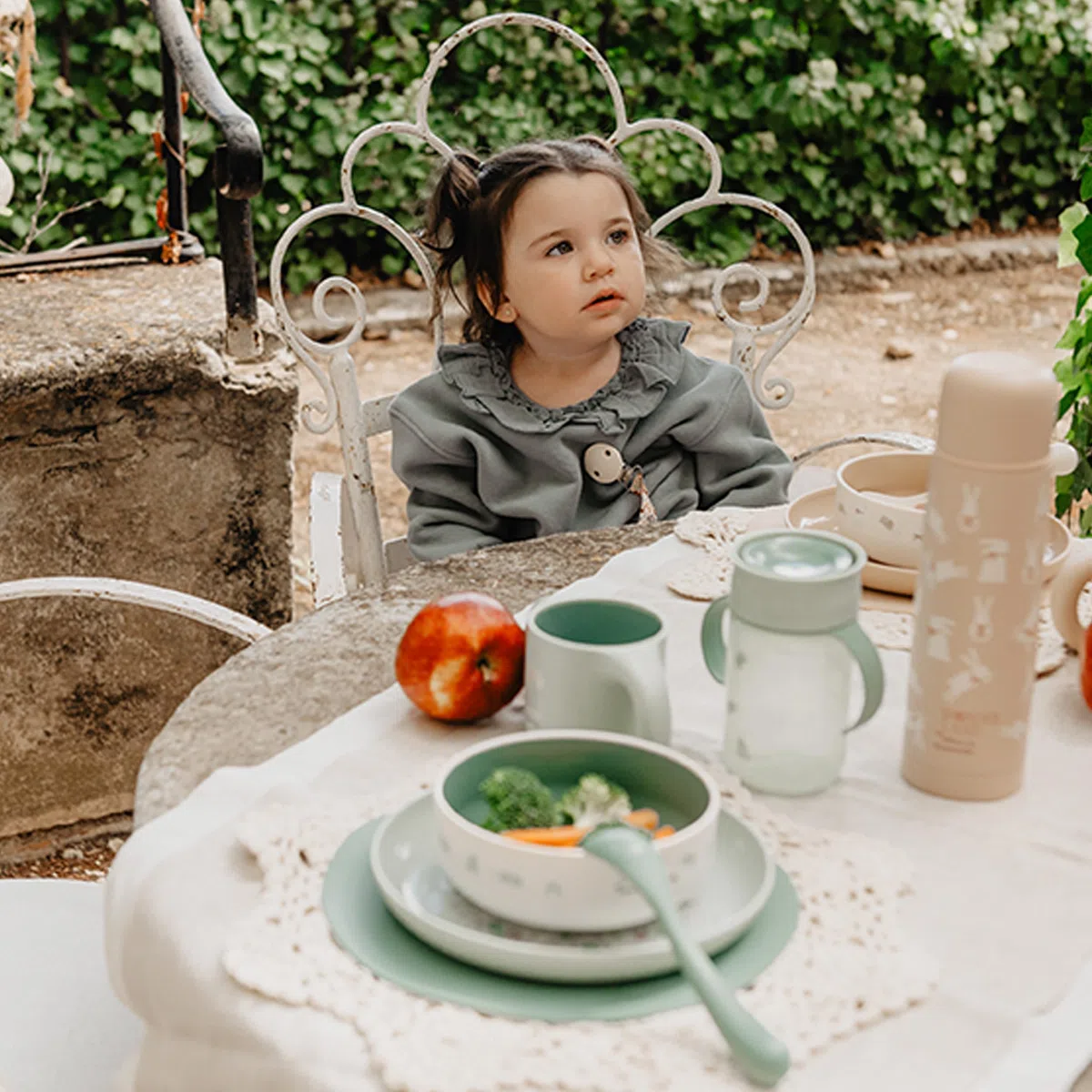 Suavinex, Vajilla para Bebés, de Aprendizaje, +6 Meses, Irrompible, Vajilla Infantil Apta Para Lavavajillas y Microondas. Incluye: Taza + Plato + Bol + Mantel Antideslizante + Cuchara. Blanco Verde