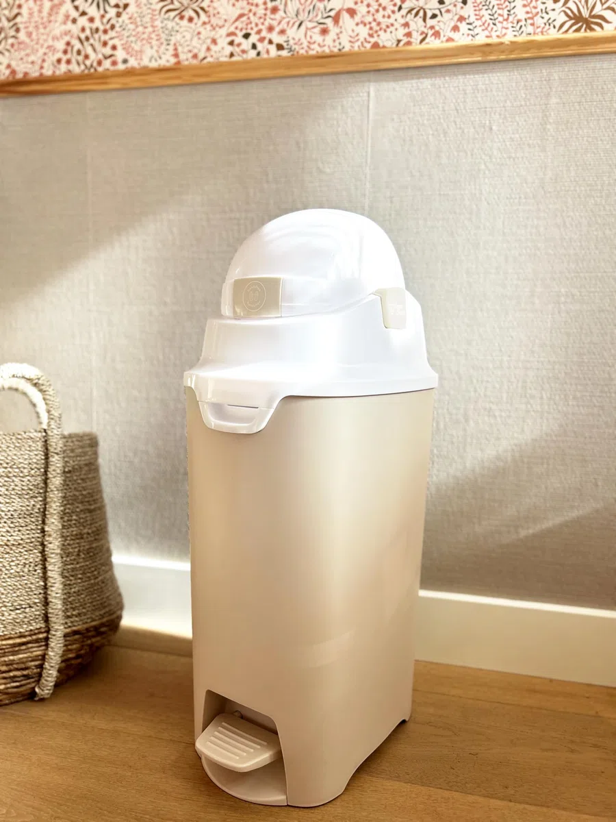 DIAPER CHAMP Handsfree Medium – Cubo de basura con pañales antiolores – manos libres – capacidad ideal – guarderías, micro guarderías, MAM – Sin cintas de recarga – Beige