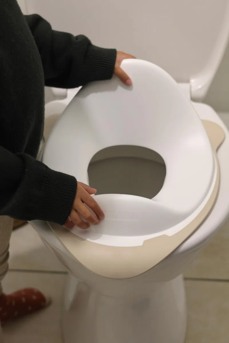 BÉABA, Reductor de Asiento de WC, Asiento Elevador para Niños Asiento de WC con Gancho de Fijación, Diseño Ergonómico Antideslizante, Fácil de Limpiar, Arcilla