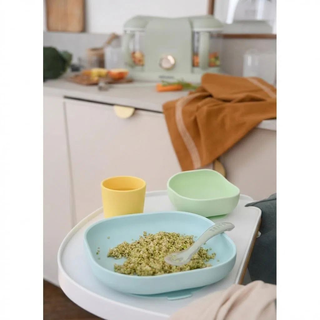 BÉABA Juego de Vajilla en Silicona Infantil, Ventosa resistente, Set de 4 Piezas para bebé, Plato + Bol + Taza + Cuchara, Accesorios para el Aprendizaje de bebé, Amarillo