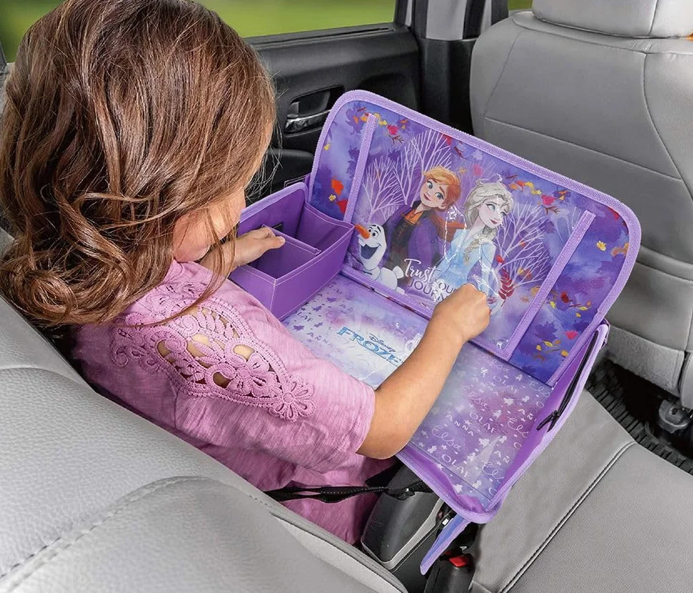 Disney Frozen - Mesa de viaje para coche – Bandeja para niña con gráficos Elsa Anna Olaf – Cómoda y ajustable – Mesa con bolsillos portaobjetos – Estante multifunción para dibujos y aperitivos