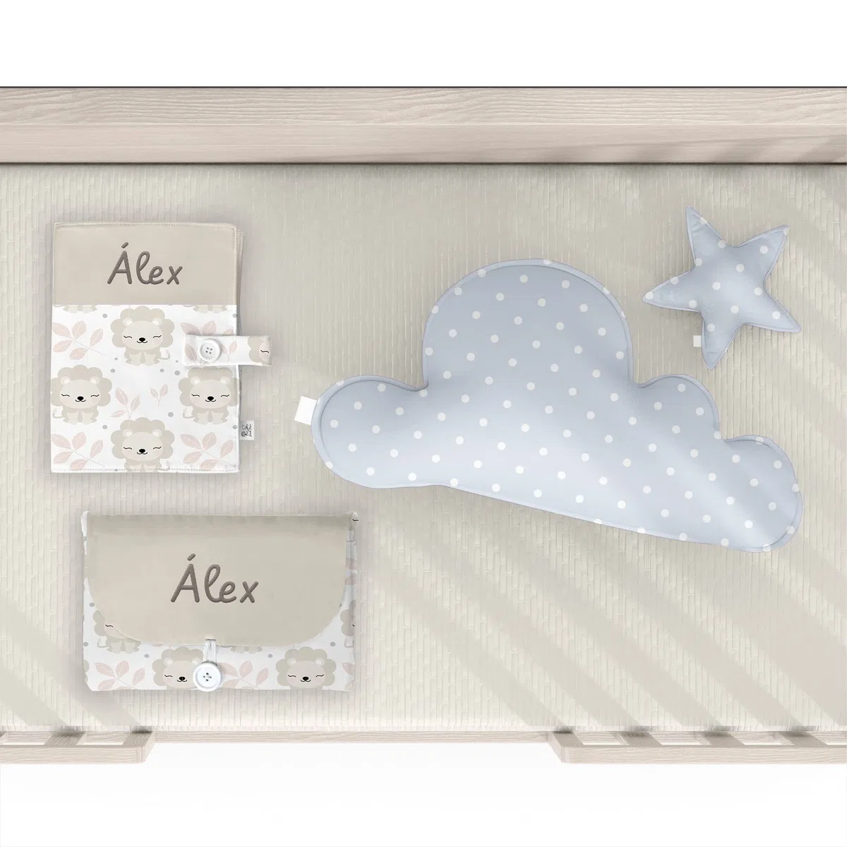 Cambiador Impermeable Portatil para Bebe Personalizado con su Nombre.Varios modelos.Regalo recien nacido. (leon)