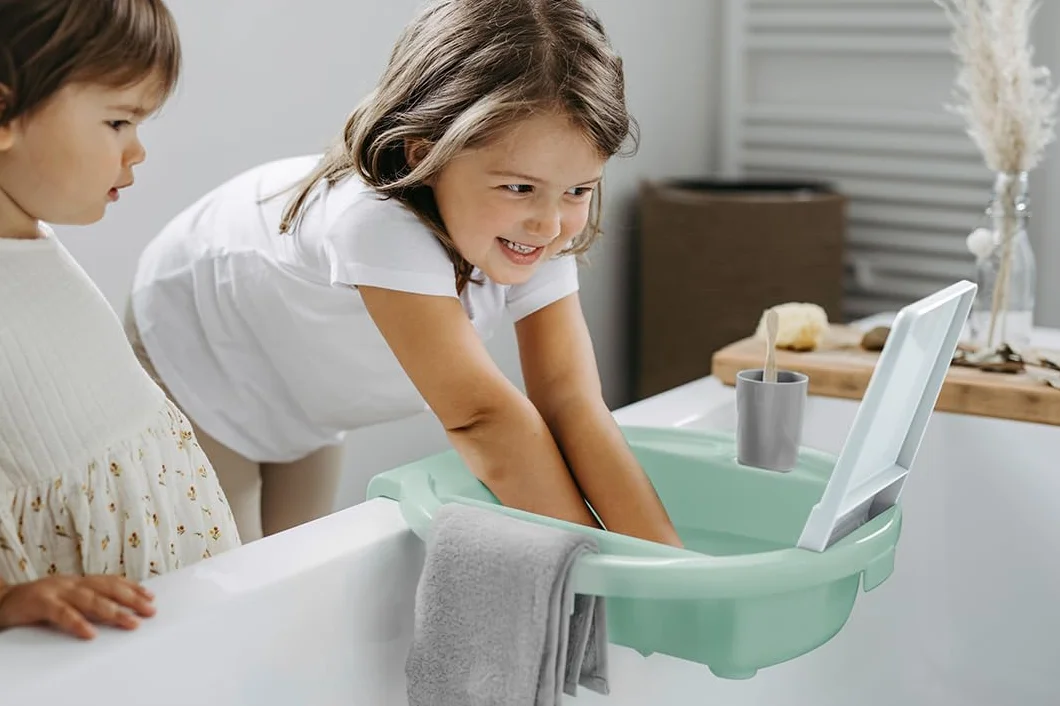 Rotho Babydesign Lavabo infantil Kiddy Wash, Para fijar en el borde de la bañera, 38,7 x 38,2 x 10 cm, Swedish Green (Verde menta), 20034 0313 01