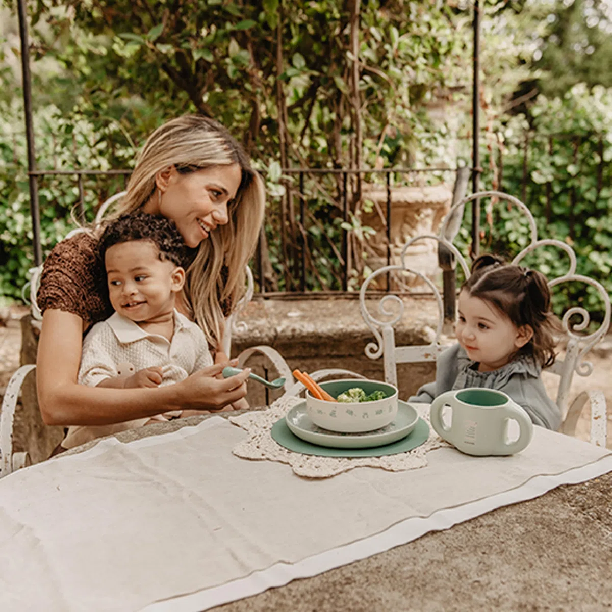 Suavinex, Vajilla para Bebés, de Aprendizaje, +6 Meses, Irrompible, Vajilla Infantil Apta Para Lavavajillas y Microondas. Incluye: Taza + Plato + Bol + Mantel Antideslizante + Cuchara. Blanco Verde