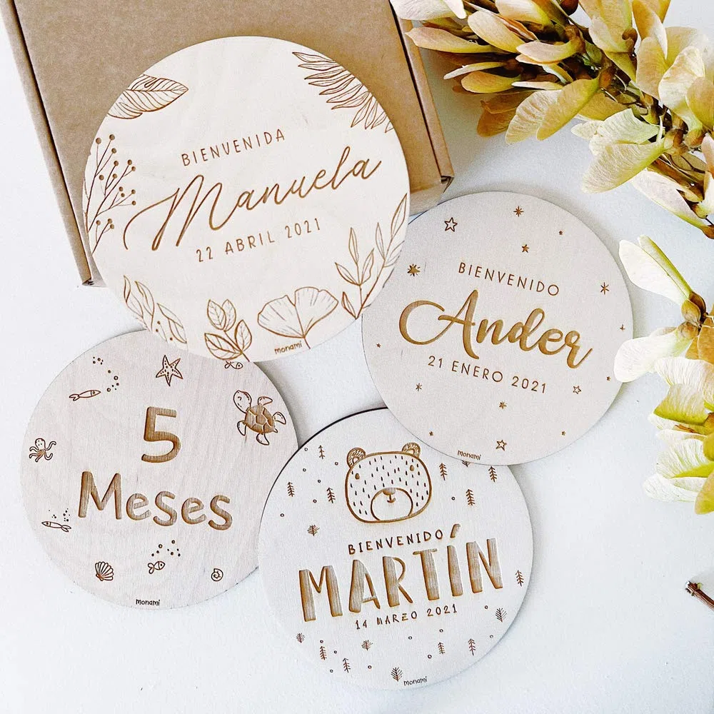 MONAMÍ - Placas Cumple Mes de bebé grabadas en Madera Personalizadas, Varios diseños a Elegir. Diseñado y producido en España