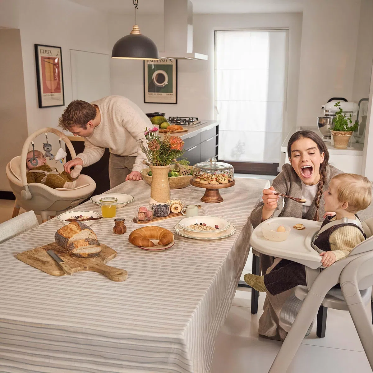 Kinderkraft TINO Trona 3 en 1, Ajustable, Reposapiés y Asiento Regulables, Arnés 5 Puntos, Bandeja Extraíble, Plegable, Fácil de Limpiar, Crece con el Niño, Beige