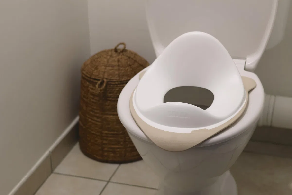 BÉABA, Reductor de Asiento de WC, Asiento Elevador para Niños Asiento de WC con Gancho de Fijación, Diseño Ergonómico Antideslizante, Fácil de Limpiar, Arcilla