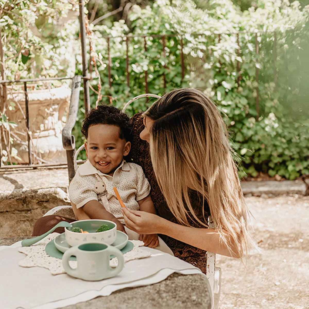 Suavinex, Vajilla para Bebés, de Aprendizaje, +6 Meses, Irrompible, Vajilla Infantil Apta Para Lavavajillas y Microondas. Incluye: Taza + Plato + Bol + Mantel Antideslizante + Cuchara. Blanco Verde